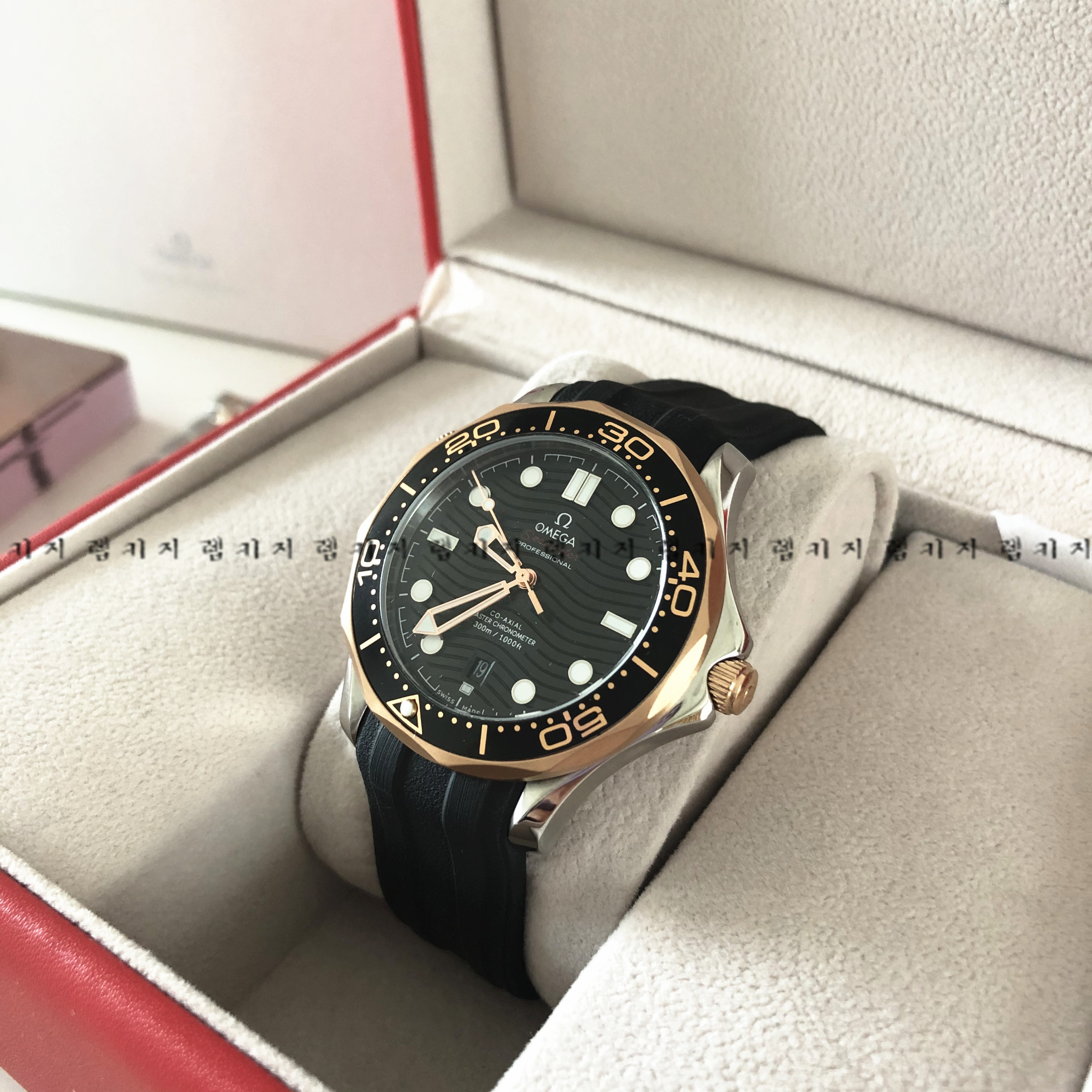 오메가 씨마스터 다이버 로즈골드 우레탄시계 + 메탈스트랩